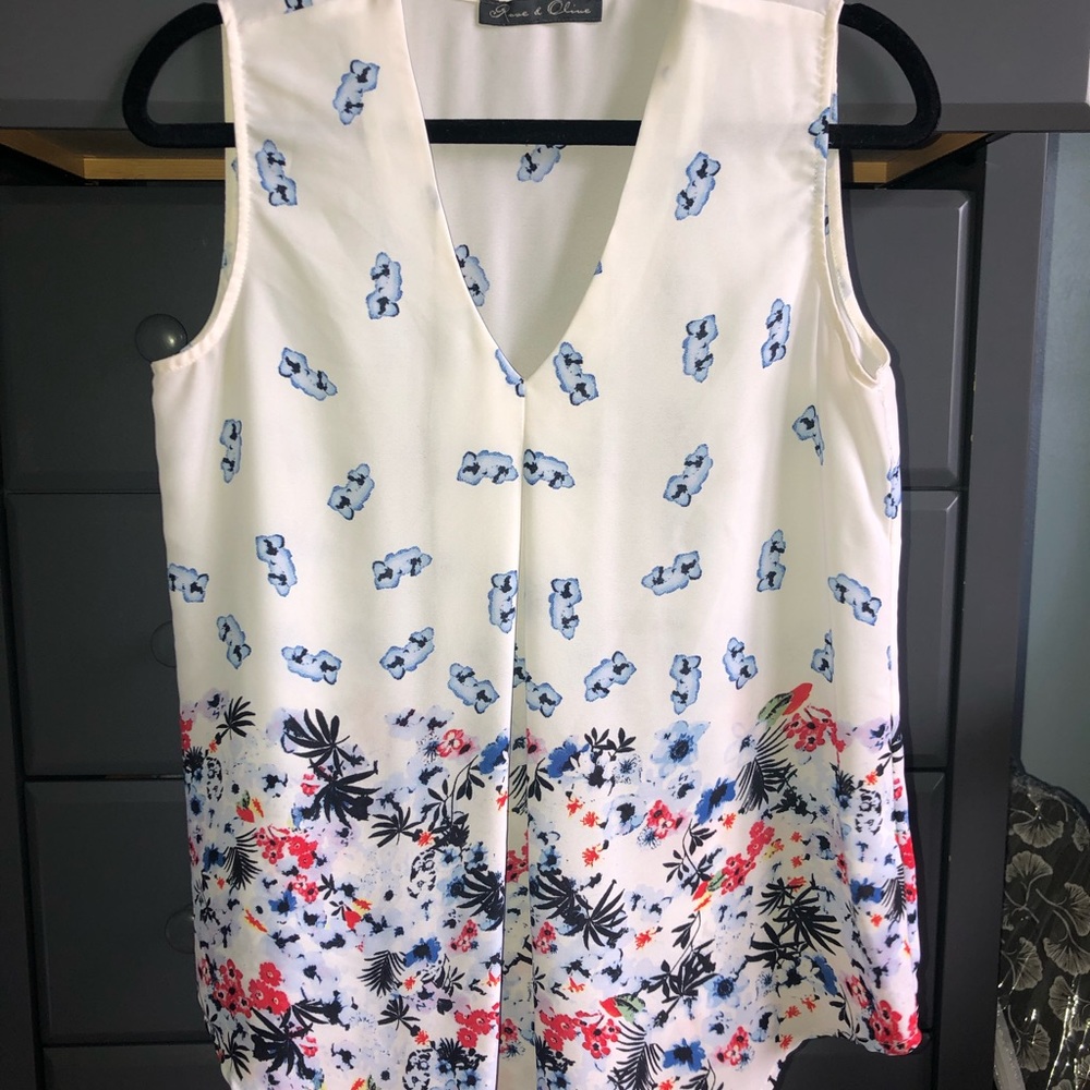 Sleeveless blouse floral